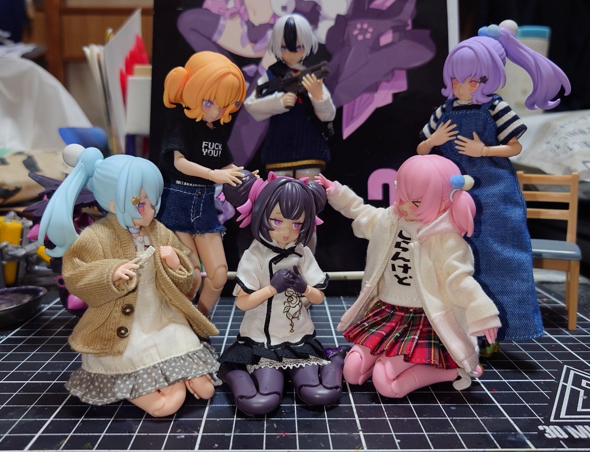 MintuYurian's tweet photo. #ロリの日 
ロリの日らしいのでうちの小さいプニモフたちをパシャリ
なに?一人違うのがいるって?
護衛だからいいんだよ https://t.co/ZTP2PubvfC