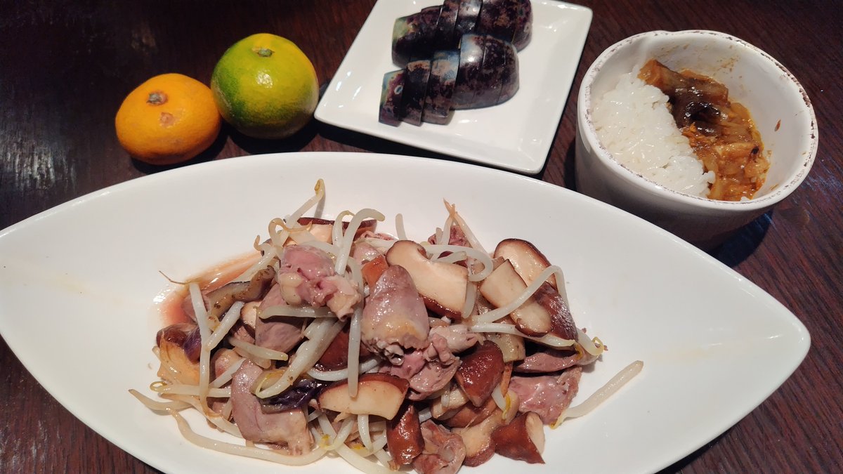 sauna_mari's tweet photo. 鶏ハツにんにく野菜炒め
ハツ少し多いけど、明日休みだからたべちゃったー
ちょいカレーとか
水茄子ぬか漬けとか
ますの湯で買ったみかん美味しい
#ばんめしー https://t.co/v4s2sqWVxU