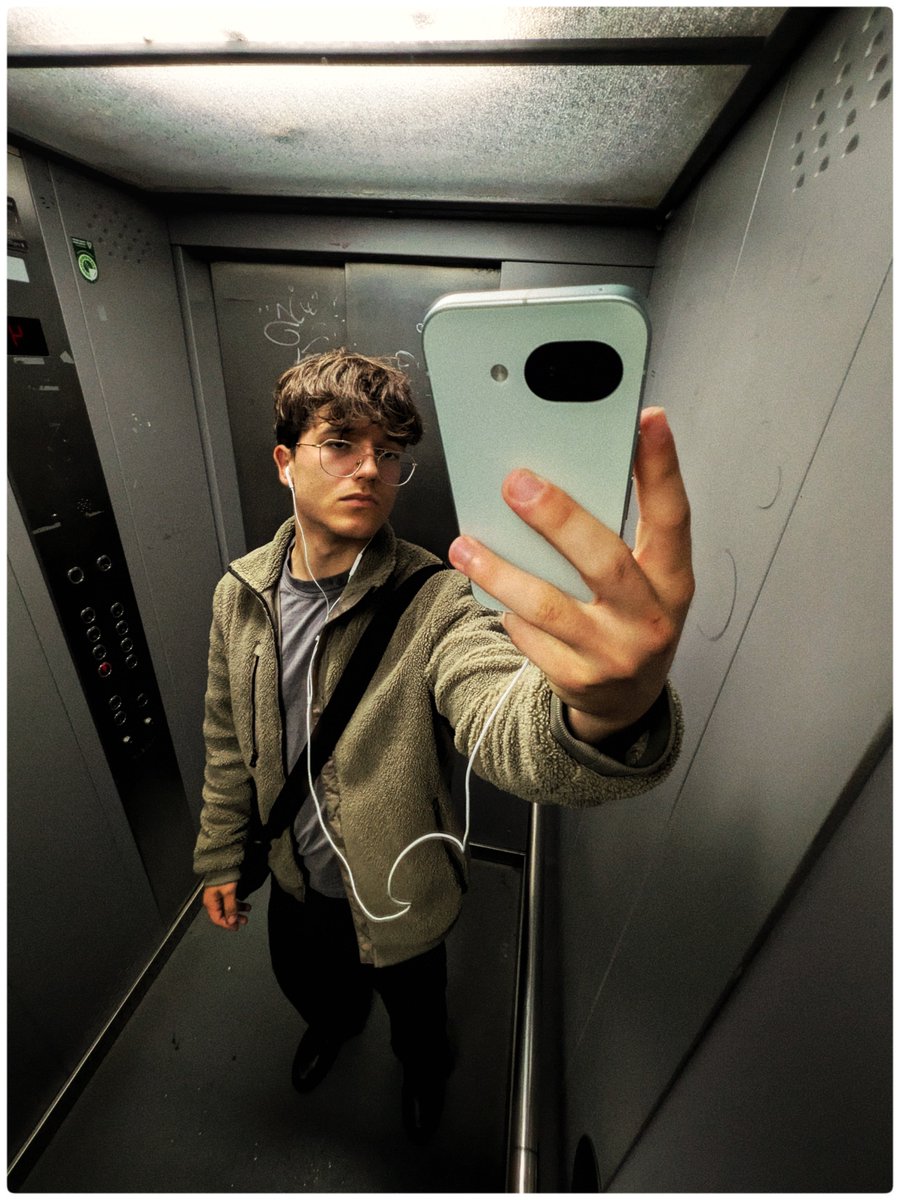 OutofGalaxyy's tweet photo. Just a thought

Why did we all of a sudden decide that smartphones should have insane cameras?...

Why can't we just let smartphone cameras stay smartphone cameras without making them Mirrorless/DSLR- like?

You can take nice shots on smartphones that aren't camera focused too https://t.co/l5tqfBihG2