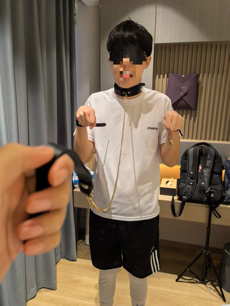 xiaoyu1603's tweet photo. 校服少年被束缚在椅子上等待着小狗的舔舐
校服：@Canaryocir
小狗：@noki__2003 https://t.co/xGBgdUXL9m