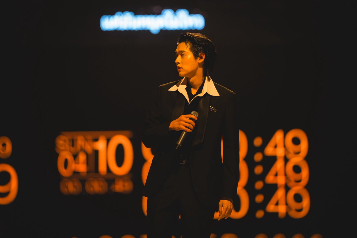 HealJaiEnt's tweet photo. “นนท์ ธนนท์” เสิร์ฟเวที 360° กลางอิมแพคปิดฉาก “ARENA ENCORE” พร้อมประกาศ EP.04 ปีหน้า “จัดร้อนหน่อยนะครับ” เตรียมบุก “ราชมังฯ”

“Arena Encore” สร้างปรากฏการณ์เวทีรอบทิศกลาง IMPACT ARENA “นนท์ ธนนท์” จัดเต็มทั้งเพลง แสง สี เสียง พร้อมแขกรับเชิญสุดเซอร์ไพรส์ ก่อนประกาศก้าวต่อไปในปีหน้า กับ EP.04 ฉลอง 15 ปีบนเส้นทางศิลปิน เตรียมพบความยิ่งใหญ่ครั้งใหม่ที่ “ราชมังคลากีฬาสถาน” พร้อมทิ้งท้าย “ปีหน้าร้อนหน่อยนะ แต่น่าจะกดบัตรง่ายขึ้น” โปรดติดตามรายละเอียดอย่างเป็นทางการเร็ว ๆ นี้!

เรียกได้ว่าเป็นอีกหนึ่งค่ำคืนที่เต็มไปด้วยโมเมนต์สมชื่อ สำหรับ “นนท์ ธนนท์” ศิลปินเดี่ยวจากค่าย LOVEiS ENTERTAINMENT ที่โลดแล่นอยู่บนเส้นทางดนตรีมาอย่างยาวนาน และยังคงสร้างสรรค์โชว์ใหม่ ๆ ให้แฟนเพลงได้สัมผัสอยู่เสมอ ล่าสุดกับคอนเสิร์ต “มาม่า Presents NONT TANONT THE MOMENT OF SPECTACLE : ARENA ENCORE” ที่กลับมาสานต่อความสำเร็จจากครั้งก่อน พร้อมยกระดับโชว์ให้ยิ่งใหญ่ขึ้นอีกขั้น ด้วยการเนรมิตเวทีกลางฮอลล์ IMPACT ARENA ให้แฟน ๆ ได้ใกล้ชิด “นนท์” จากทุกมุม พร้อมจัดเต็มทั้งดนตรี แสง สี เสียง และโปรดักชันตลอดสองรอบการแสดง เมื่อวันที่ 3-4 ต.ค. 2569 ณ อิมแพ็ค อารีน่า เมืองทองธานี

เปิดฉากด้วยแสงไฟสีขาวที่สาดส่องไปทั่วทั้งฮอลล์ ก่อน “นนท์ ธนนท์” จะปรากฏตัวขึ้นกลางเวทีวงกลม ท่ามกลางเสียงกรี๊ดจากแฟน ๆ และพลุที่ระเบิดขึ้นอย่างต่อเนื่อง พาทุกคนเข้าสู่โลกของเสียงเพลงด้วย 3 เพลงเปิดโชว์  “เธอมีคนเดียวบนโลก”, “ผ้าพันแพล” และ “ไม่เป็นไรที่รัก” ที่ถูกเรียงร้อยเข้าด้วยกันอย่างลงตัว เติมบรรยากาศให้ค่ำคืนแห่งความสนุกเริ่มต้นขึ้นตั้งแต่เพลงแรก

จากนั้นความสนุกขยับขึ้นอีกระดับ เมื่อ “นนท์” เปิดเวทีต้อนรับแขกรับเชิญสาย Gen Z ที่มาร่วมเติมสีสันตลอดทั้งสองวัน โดยเริ่มจากการรวมตัวของ 3 ศิลปิน DIEOUT อย่าง “Blvckheart”, “Z9” และ “Sarun” ในเพลง “Dark Choc” ต่อด้วย “คืนที่หมาเต็มวัด” ก่อน “วันครบเลิก” และ “คนใหม่” ที่นนท์กลับมารับหน้าที่บนเวทีด้วยตัวเองอีกครั้ง เรียกทั้งเสียงกรี๊ดและเสียงร้องตามจากแฟน ๆ ได้อย่างคึกคัก

หนึ่งในไฮไลต์ที่ทำให้ “ARENA ENCORE” แตกต่างในแต่ละรอบ คือการเปิดพื้นที่ให้แขกรับเชิญมาปรากฏตัวแบบไม่ซ้ำกันในแต่ละวัน เริ่มจากวันที่ 3 ต.ค. กับ “PUN” ที่มาร่วมแจมผ่านการแมชอัพระหว่าง “ดอกไม้ที่รอฝน” และ “DAY ONE” ก่อนทั้งคู่จะปล่อยมุกหยอกล้อกันบนเวทีจนเรียกเสียงหัวเราะจากคนดูได้แบบเต็ม ๆ และปิดท้ายด้วย “ขอโทษได้ไหม” ในเวอร์ชัน Feat. ที่ถูกนำมาถ่ายทอดในบรรยากาศพิเศษเฉพาะค่ำคืนนี้

ขณะที่วันที่ 4 ต.ค. เป็นคิวของ “BILLKIN” ที่ปรากฏตัวขึ้นท่ามกลางเสียงกรี๊ดสนั่นฮอลล์ ก่อนร่วมถ่ายทอดเพลงแมชอัพ “จำนน” และ “ก้าวก่าย” และต่อด้วย “ขอโทษได้ไหม” ในเวอร์ชันออริจินอล กลายเป็นอีกหนึ่งช่วงที่แฟน ๆ ของทั้งสองศิลปินได้เห็นการกลับมาร่วมเวทีที่หลายคนรอคอย

กลับเข้าสู่ช่วงของ “นนท์ ธนนท์” กับบทเพลง “Thought of you” ก่อนเติมรายละเอียดที่แตกต่างกันในแต่ละวัน โดยวันที่ 3 ต.ค. มาพร้อม “จำนน” ในเวอร์ชันเดิมที่ยังคงพาอารมณ์ของโชว์ไปในทางซึ้งและกินใจ ส่วนวันที่ 4 ต.ค. “Blvckheart” กลับขึ้นเวทีอีกครั้งในเพลง “ดอกไม้ที่รอฝน” ก่อนส่งต่อให้ “นนท์” ถ่ายทอดต่อในเพลง “น้อยใจ”

อีกหนึ่งช่วงที่สร้างสีสันให้กับโชว์ คือการเปิดโอกาสให้ผู้ชมผู้โชคดีได้ขึ้นมาร่วมร้องเพลงกับ “นนท์” ใน “ถ้าเธอไม่อยากโชคร้ายเรื่องความรัก” ซึ่งทั้งสองวันมีเรื่องราวแตกต่างกันออกไป โดยวันที่ 3 ต.ค. “Mabelz (PiXXiE)” ที่มาร่วมชมคอนเสิร์ต ได้ถูกเชิญขึ้นเวทีแบบไม่ทันตั้งตัว ก่อนจะร่วมร้องเพลงกับพี่นนท์และฝากผลงานใหม่ให้แฟน ๆ ได้ติดตาม แม้จะไม่ได้เตรียมตัวมา แต่ก็รับมือกับสถานการณ์ได้อย่างน่ารักจนคนดูยิ้มตาม

ส่วนวันที่ 4 ต.ค. “MANG” ที่เห็นเหตุการณ์จากวันก่อน ก็เตรียมตัวมาอย่างดี พร้อมขึ้นเวทีร่วมร้องเพลงกับ “นนท์” แบบไม่มีใครยอมใคร เรียกเสียงเชียร์จากแฟน ๆ ได้ตลอดทั้งช่วง

จากนั้นเปลี่ยนโหมดเข้าสู่ช่วงร็อก เมื่อ “THREE MAN DOWN” ขึ้นเวทีพร้อมระเบิดพลังด้วย “คนฝั่งทน” ต่อด้วย “กลัวลืม” ที่อัดแน่นด้วยพลังเสียงและดนตรี ก่อนนนท์จะส่งเวทีให้ THREE MAN DOWN ปิดช่วงด้วย “ไม่เคยได้ลา” ท่ามกลางเสียงร้องตามจากแฟน ๆ ทั่วทั้งฮอลล์ ทำเอาบรรยากาศคอนเสิร์ตเดือดขึ้นทันที

ขณะเดียวกัน “ARENA ENCORE” ยังเติมมิติทางดนตรีด้วยการร่วมบรรเลงของวง Orchestra ที่ช่วยขับอารมณ์ของบทเพลงให้ลึกและเต็มอิ่มยิ่งขึ้น ผ่าน “เพียงนิทาน” และ “รักแรก” ก่อนเปิดเวทีต้อนรับแขกรับเชิญอีกสองศิลปินใน “Time Flies” และ “Memories”

#THEMOMENT_ARENAENCORE
#NONTTANONT
#LOVEiSSHOWBiZ
#LOVEiSENTERTAINMENT