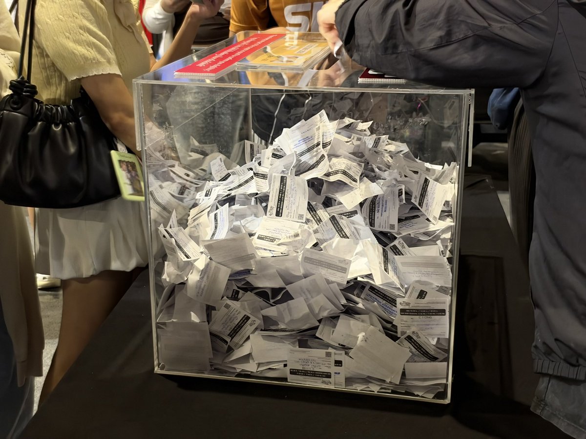 DewTeeStationTH's tweet photo. 🗳️ update! กล่องคูปองไซน์ดิวธี ณ เวลา 15:20 น. คูปองเริ่มเพิ่มขึ้นเรื่อย ๆ แล้วน้า ⭐️

ยังสามารถหย่อนคูปองได้ถึงเวลา 16:30 น. และติดตามประกาศผลไซน์ได้ที่ X: @/GmmtvShop เวลา 18:00 น. 🤎💙

📍 กล่องหย่อนคูปองไซน์ ถ้าหันหน้าเข้าประตูฮอลล์ จะตั้งอยู่มุมขวา ติดประตูทางเข้าฮอลล์ด้านขวาสุด

ขอให้ทุกคนโชคดี ได้ไซน์กับดิวธีทุกคนเลยนะคะ 🍀

#dewtee #ดิวธี
#GMMTVFANIVAL2026HAPPYFAMILY