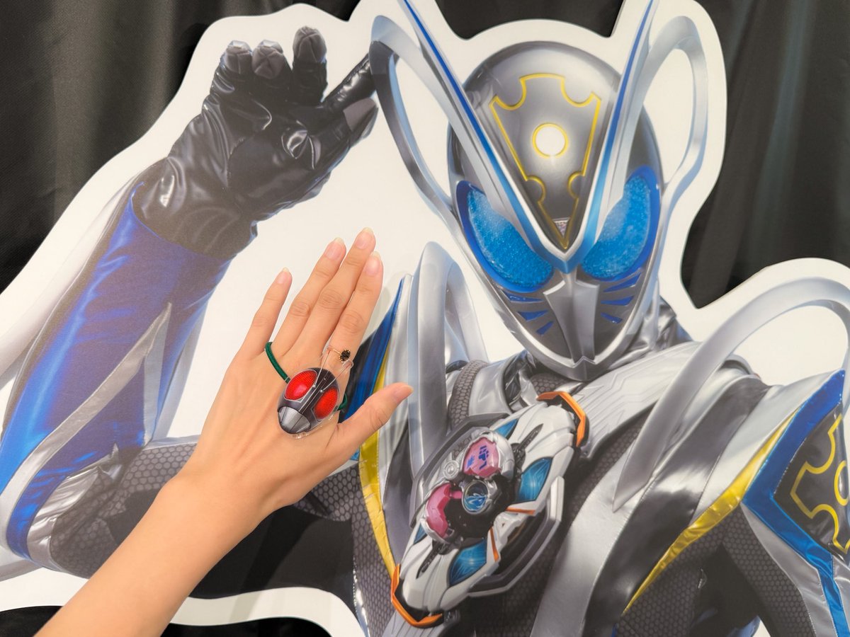 a_nya_me's tweet photo. ゲンム眺めにいってきた〜〜なつかし〜〜〜今日やっとライダーストア行けたけど商品だいぶ少なくて、とりまランダムを😮‍💨ゼッツのポップアップでドォーンのうちわ買えたので、今週末もってこーー🥰 https://t.co/x3pjrabV20