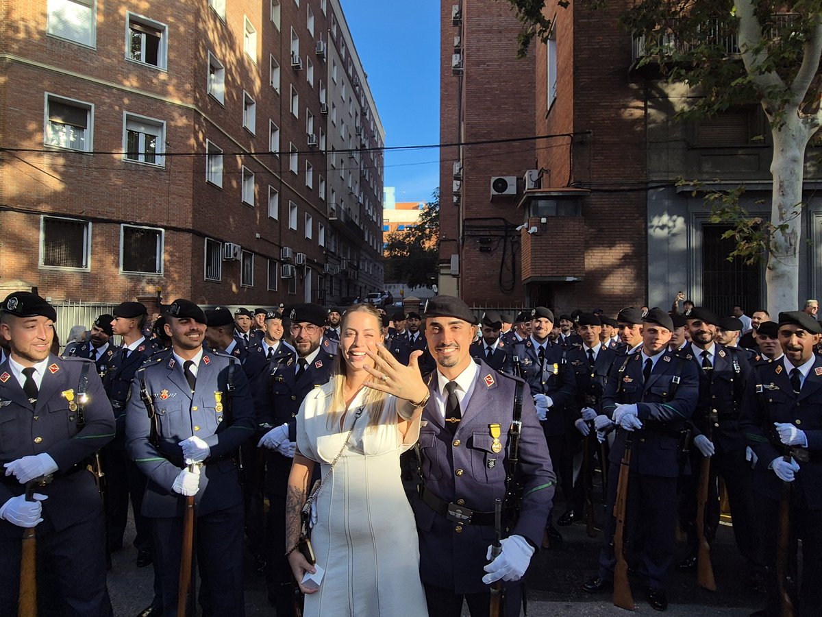 Defensagob's tweet photo. Dicen que de una boda sale otra y hoy hemos tenido el privilegio de ser testigos de una segunda pedida de mano.

Otra pareja que ha decidido comprometerse en este #DFN26 ante la inmensa alegría de sus compañeros.

¡Muchas felicidades! ♥️ https://t.co/79NMwwbAcF