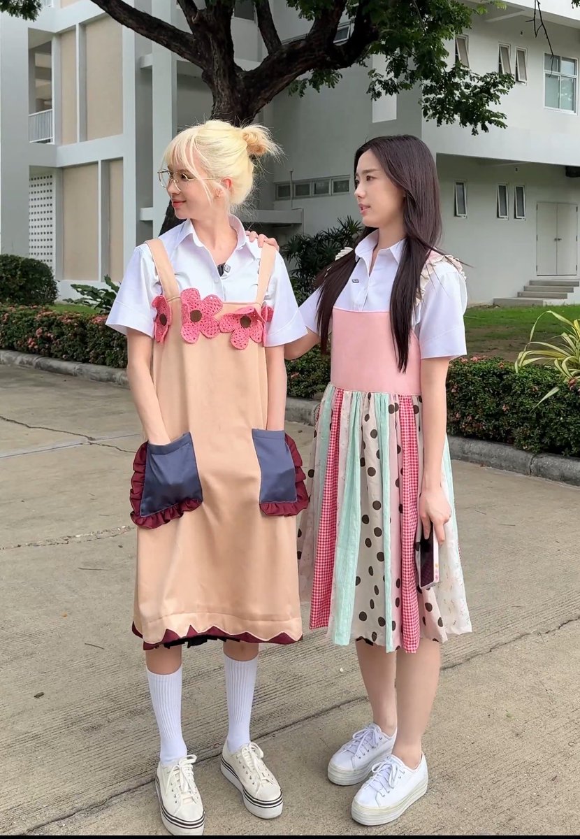 mheemheemhee_'s tweet photo. ไหนบอกเศร้า แค่เขาแตะตัวก็หันไปยิ้มแล้ว ที่ปรึกษาจริงมั้ยหนิ 🤔 https://t.co/Lp4nsopXs6