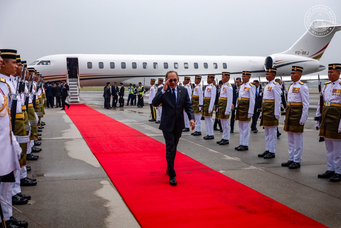 anwaribrahim's tweet photo. Saya menghadap Raja Kerajaan Hasyimiyah Jordan Raja Abdullah II ibn Al Hussein sempena Lawatan Negara selama dua hari ke Malaysia atas undangan Yang di-Pertuan Agong, Sultan Ibrahim.

Pertemuan ini membuka ruang untuk kami memperhalusi ikhtiar memperkukuh hubungan strategik Malaysia-Jordan, khususnya dalam bidang pendidikan tinggi, pembangunan modal insan berkemahiran tinggi, teknologi baharu serta pembinaan ekosistem semikonduktor. Kami turut membincangkan potensi kerjasama dalam pembangunan pusat pendidikan dan latihan teknikal berteknologi maju, termasuk melahirkan lebih ramai jurutera serta tenaga mahir yang mampu memenuhi tuntutan industri masa hadapan.

Turut disentuh ialah usaha memperluas hubungan perdagangan dan pelaburan, termasuk potensi perjanjian perdagangan bebas (FTA), penstrukturan semula tarif, pengukuhan rantaian bekalan serta kerjasama dalam sektor tenaga, pengangkutan, industri halal, dan pelancongan. 

Dalam membicarakan perkembangan geopolitik Asia Barat, kami senada mengenai keperluan mendesak untuk menghentikan kekejaman terhadap rakyat Palestin, termasuk keganasan dan pencabulan hak yang berterusan di Baitulmaqdis serta Tebing Barat. Kami turut bertukar pandangan mengenai perkembangan di Syria dan implikasinya terhadap keselamatan serta kestabilan rantau berkenaan. 

Saya menegaskan bahawa Malaysia akan terus konsisten memperjuangkan hak rakyat Palestin, di samping memperkukuh penyaluran bantuan kemanusiaan, khususnya kepada penduduk Gaza.

Raja Abdullah II turut menyatakan penghargaan terhadap pendirian dan peranan Malaysia dalam memperjuangkan nasib rakyat Palestin. 

Semoga pertemuan ini menjadi wahana untuk mengangkat hubungan Malaysia-Jordan ke tahap yang lebih bermakna, bukan sahaja menerusi kerjasama ekonomi dan teknologi, tetapi juga atas landasan kemanusiaan, keamanan dan keadilan sejagat.

#DiplomasiMADANI
#YakinMADANI