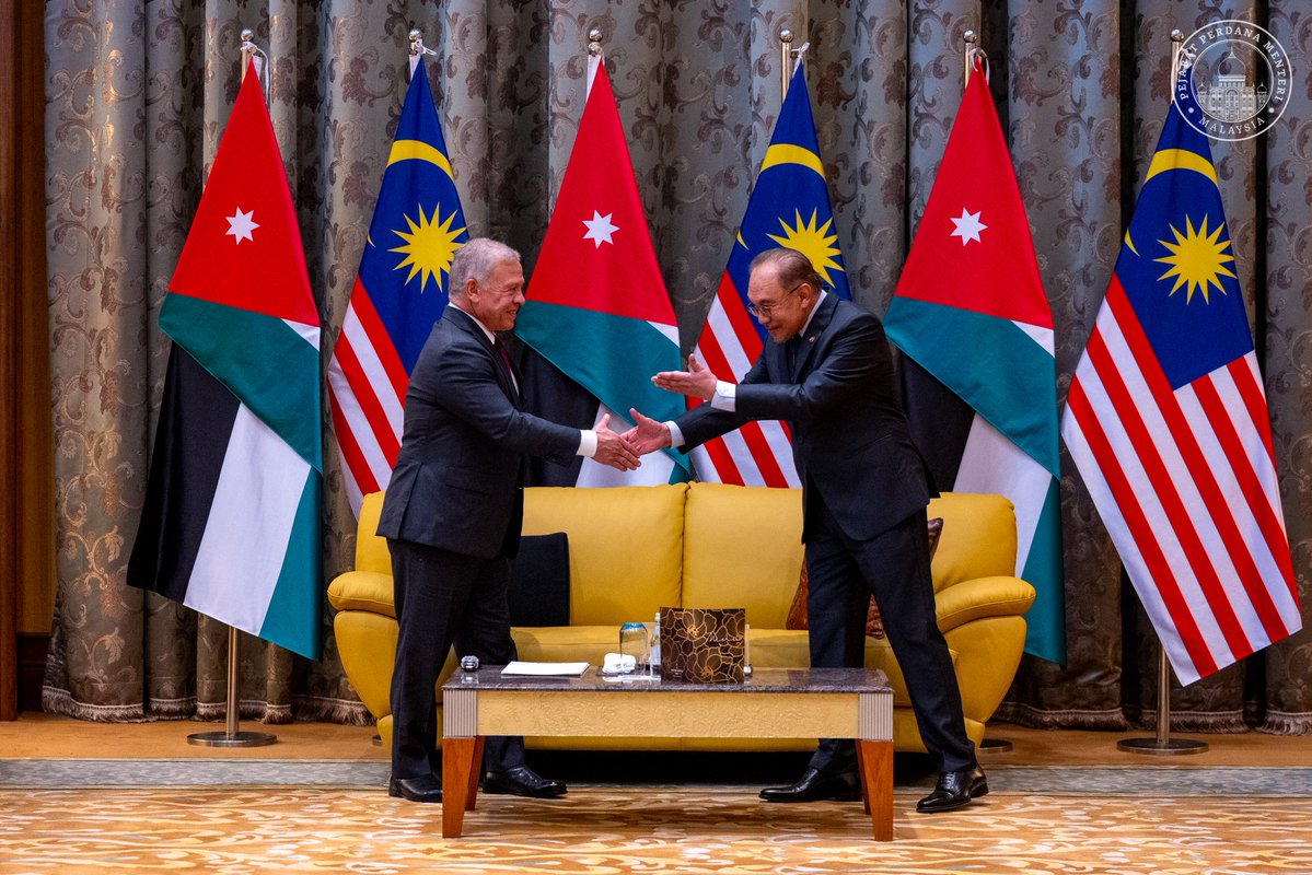 anwaribrahim's tweet photo. Saya menghadap Raja Kerajaan Hasyimiyah Jordan Raja Abdullah II ibn Al Hussein sempena Lawatan Negara selama dua hari ke Malaysia atas undangan Yang di-Pertuan Agong, Sultan Ibrahim.

Pertemuan ini membuka ruang untuk kami memperhalusi ikhtiar memperkukuh hubungan strategik Malaysia-Jordan, khususnya dalam bidang pendidikan tinggi, pembangunan modal insan berkemahiran tinggi, teknologi baharu serta pembinaan ekosistem semikonduktor. Kami turut membincangkan potensi kerjasama dalam pembangunan pusat pendidikan dan latihan teknikal berteknologi maju, termasuk melahirkan lebih ramai jurutera serta tenaga mahir yang mampu memenuhi tuntutan industri masa hadapan.

Turut disentuh ialah usaha memperluas hubungan perdagangan dan pelaburan, termasuk potensi perjanjian perdagangan bebas (FTA), penstrukturan semula tarif, pengukuhan rantaian bekalan serta kerjasama dalam sektor tenaga, pengangkutan, industri halal, dan pelancongan. 

Dalam membicarakan perkembangan geopolitik Asia Barat, kami senada mengenai keperluan mendesak untuk menghentikan kekejaman terhadap rakyat Palestin, termasuk keganasan dan pencabulan hak yang berterusan di Baitulmaqdis serta Tebing Barat. Kami turut bertukar pandangan mengenai perkembangan di Syria dan implikasinya terhadap keselamatan serta kestabilan rantau berkenaan. 

Saya menegaskan bahawa Malaysia akan terus konsisten memperjuangkan hak rakyat Palestin, di samping memperkukuh penyaluran bantuan kemanusiaan, khususnya kepada penduduk Gaza.

Raja Abdullah II turut menyatakan penghargaan terhadap pendirian dan peranan Malaysia dalam memperjuangkan nasib rakyat Palestin. 

Semoga pertemuan ini menjadi wahana untuk mengangkat hubungan Malaysia-Jordan ke tahap yang lebih bermakna, bukan sahaja menerusi kerjasama ekonomi dan teknologi, tetapi juga atas landasan kemanusiaan, keamanan dan keadilan sejagat.

#DiplomasiMADANI
#YakinMADANI