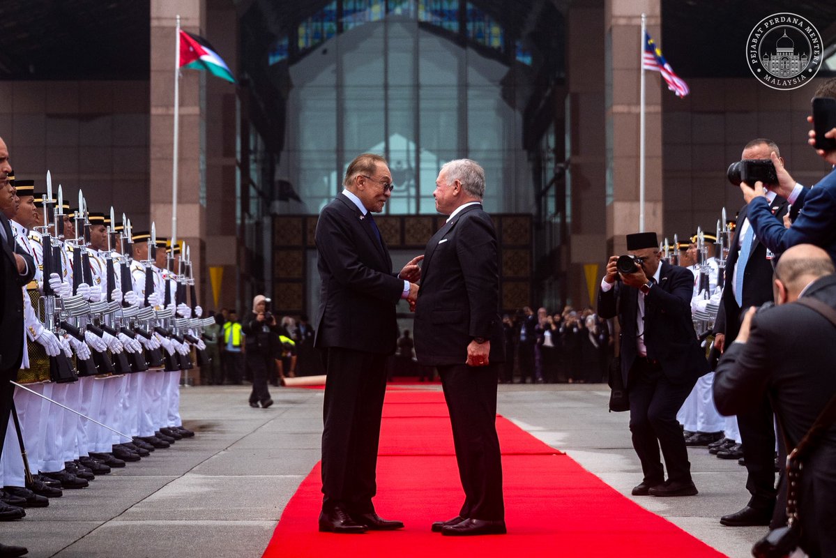 anwaribrahim's tweet photo. Saya menghadap Raja Kerajaan Hasyimiyah Jordan Raja Abdullah II ibn Al Hussein sempena Lawatan Negara selama dua hari ke Malaysia atas undangan Yang di-Pertuan Agong, Sultan Ibrahim.

Pertemuan ini membuka ruang untuk kami memperhalusi ikhtiar memperkukuh hubungan strategik Malaysia-Jordan, khususnya dalam bidang pendidikan tinggi, pembangunan modal insan berkemahiran tinggi, teknologi baharu serta pembinaan ekosistem semikonduktor. Kami turut membincangkan potensi kerjasama dalam pembangunan pusat pendidikan dan latihan teknikal berteknologi maju, termasuk melahirkan lebih ramai jurutera serta tenaga mahir yang mampu memenuhi tuntutan industri masa hadapan.

Turut disentuh ialah usaha memperluas hubungan perdagangan dan pelaburan, termasuk potensi perjanjian perdagangan bebas (FTA), penstrukturan semula tarif, pengukuhan rantaian bekalan serta kerjasama dalam sektor tenaga, pengangkutan, industri halal, dan pelancongan. 

Dalam membicarakan perkembangan geopolitik Asia Barat, kami senada mengenai keperluan mendesak untuk menghentikan kekejaman terhadap rakyat Palestin, termasuk keganasan dan pencabulan hak yang berterusan di Baitulmaqdis serta Tebing Barat. Kami turut bertukar pandangan mengenai perkembangan di Syria dan implikasinya terhadap keselamatan serta kestabilan rantau berkenaan. 

Saya menegaskan bahawa Malaysia akan terus konsisten memperjuangkan hak rakyat Palestin, di samping memperkukuh penyaluran bantuan kemanusiaan, khususnya kepada penduduk Gaza.

Raja Abdullah II turut menyatakan penghargaan terhadap pendirian dan peranan Malaysia dalam memperjuangkan nasib rakyat Palestin. 

Semoga pertemuan ini menjadi wahana untuk mengangkat hubungan Malaysia-Jordan ke tahap yang lebih bermakna, bukan sahaja menerusi kerjasama ekonomi dan teknologi, tetapi juga atas landasan kemanusiaan, keamanan dan keadilan sejagat.

#DiplomasiMADANI
#YakinMADANI