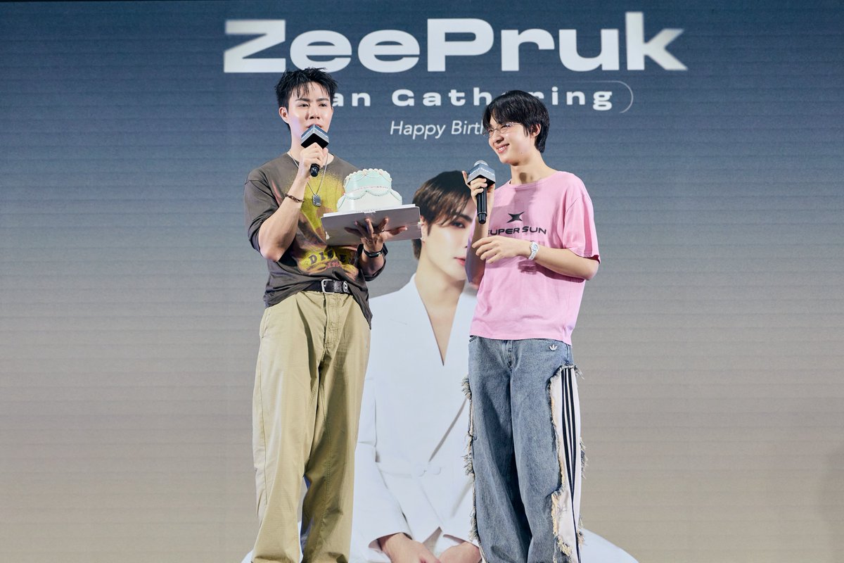 tpopupdate's tweet photo. อบอุ่นใจเกินต้าน! “ซี พฤกษ์” แฮปปี้ฉลองวันเกิด 34 ปี แฟนคลับรวมพลังรักแน่นฮอลล์ “นุนิว” เบรกซ้อมยกเค้กเซอร์ไพรส์ ทำกรี๊ดสนั่น!!
 
เรียกว่าเป็นวันพิเศษที่เติมเต็มหัวใจแบบสุด ๆ สำหรับหนุ่มหล่อ “ซี - พฤกษ์ พานิช” ที่มีอายุครบ 34 ปี เมื่อวันที่ 10 กันยายนที่ผ่านมา แต่ด้วยคิวงานทั้งในไทยและต่างประเทศที่แน่นเอี๊ยด จึงต้องเลื่อนมาจัดงานฉลองวันเกิด “ZeePruk Fan Gathering Happy Birthday” เมื่อวันที่ 11 ตุลาคม ณ MCC Hall เดอะมอลล์ไลฟ์สโตร์ บางแค งานนี้เหล่าแฟนคลับทั้งซันไชน์ ซนซน และนานานุ พร้อมใจกันมารวมตัวส่งต่อความรักจนแน่นฮอลล์ บอกเลยว่าความรักจัดเต็มแบบไม่มีแผ่ว!
ตลอดงานเต็มไปด้วยรอยยิ้ม และเสียงหัวเราะ เมื่อเจ้าของวันเกิดจัดเต็มความสนุก เสิร์ฟโมเมนต์เอาใจแฟน ๆ แบบครบเครื่อง ทั้งโชว์เดินแบบสุดเท่ ตอบคำถามสไตล์ไลฟ์โค้ช พร้อมแย้มแพลนธุรกิจใหม่ให้แฟน ๆ ได้รู้ก่อนใคร แถมยังเดินทักทายส่งโมเมนต์ใกล้ชิดทั่วฮอลล์ เรียกเสียงกรี๊ดได้เป็นระยะ เรียกว่าทั้งคนให้และคนรับต่างแฮปปี้กันถ้วนหน้า
แต่ไฮไลต์ที่ทำเอาแฟน ๆ ใจฟูและกรี๊ดกันสนั่นฮอลล์ ต้องยกให้โมเมนต์ของ “นุนิว” ที่เบรกซ้อมคอนเสิร์ตมาร่วมเซอร์ไพรส์วันเกิด “ซี พฤกษ์” พร้อมเค้กก้อนโต งานนี้ทำเอาบรรยากาศยิ่งพิเศษขึ้นไปอีกขั้น ขณะที่เหล่าแฟนคลับก็ไม่น้อยหน้า จัดเต็มทั้งของขวัญ ช่อเงิน และซุ้มเงินแบบจัดหนักจัดเต็ม ก่อนปิดท้ายด้วยการถ่ายภาพร่วมกัน เก็บโมเมนต์แห่งความประทับใจกลับบ้านไปแบบเต็มหัวใจ

ด้าน “ซี พฤกษ์” เผยความรู้สึกว่า “วันนี้พูดคุยกันสนุก แฮปปี้มากครับ ขอบคุณทุกความรักในวันนี้มาก ๆ ขอให้แฟนคลับทุกคนมีความสุข ปีนี้ก็จะเป็นความทรงจำที่ดีอีกปีหนึ่ง รักทุกคนนะครับ และขอบคุณหนูด้วยที่สละเวลามาเซอร์ไพรส์ทั้ง ๆ ที่ซ้อมหนัก สู้ ๆ นะจ้ะ”

เรียกได้ว่าเป็นอีกหนึ่งวันเกิดที่เต็มไปด้วยความรักจากแฟน ๆ และโมเมนต์พิเศษจากคนสำคัญ ทำเอาเจ้าของวันเกิดยิ้มแก้มปริ ปิดจบงานไปพร้อมความทรงจำสุดอบอุ่นที่ทั้ง “ซี” และแฟน ๆ คงเก็บไว้ในใจไปอีกนาน

#TPOP #TpopUpdate
#34thHBDZEEPRUK
#ZeePruk