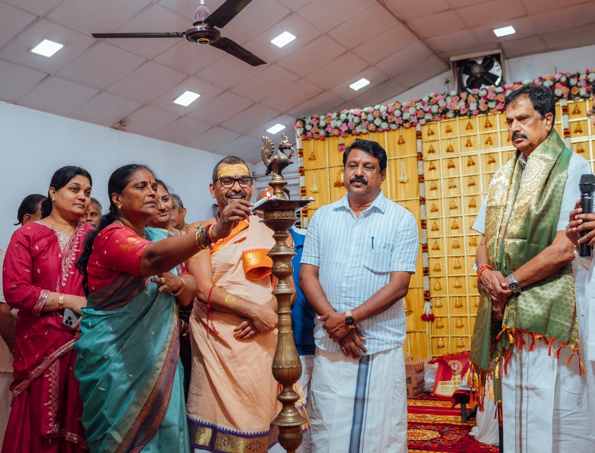 NainarBJP's tweet photo. இன்றைய தினம், சென்னை மயிலாப்பூரில் உள்ள ஸ்ரீ வேதாந்த தேசிகர் அரங்கில் நடைபெற்ற ஸ்ரீ வித்யா கோடி குங்குமார்ச்சனை மகாயாகத்தில் கலந்து கொண்டு, அம்பிகையின் அருளைப் பெறும் பாக்கியம் கிடைத்தது.

பூஜ்ய ஸ்வாமி அபிஷேக் பிரம்மச்சாரி அவர்களின் ஆன்மிக வழிகாட்டுதலில் நடைபெற்ற இந்தப் புனித நிகழ்வு, பக்தியும் தெய்வீகமும் நிறைந்த சிறப்பான அனுபவமாக அமைந்தது.

அன்னை பராசக்தியின் அருளால் அனைவரின் வாழ்விலும் நலமும் வளமும், அமைதியும் மகிழ்ச்சியும் பெருகி, நம் பாரத தேசம் மேலும் சிறந்து விளங்கப் பிரார்த்திக்கிறேன்.

ஓம் சக்தி!
(1/2)