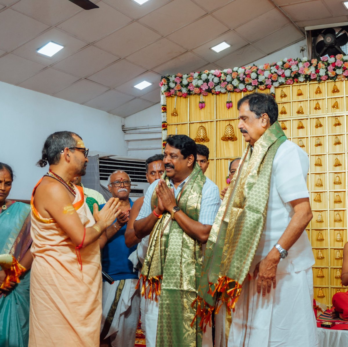 NainarBJP's tweet photo. இன்றைய தினம், சென்னை மயிலாப்பூரில் உள்ள ஸ்ரீ வேதாந்த தேசிகர் அரங்கில் நடைபெற்ற ஸ்ரீ வித்யா கோடி குங்குமார்ச்சனை மகாயாகத்தில் கலந்து கொண்டு, அம்பிகையின் அருளைப் பெறும் பாக்கியம் கிடைத்தது.

பூஜ்ய ஸ்வாமி அபிஷேக் பிரம்மச்சாரி அவர்களின் ஆன்மிக வழிகாட்டுதலில் நடைபெற்ற இந்தப் புனித நிகழ்வு, பக்தியும் தெய்வீகமும் நிறைந்த சிறப்பான அனுபவமாக அமைந்தது.

அன்னை பராசக்தியின் அருளால் அனைவரின் வாழ்விலும் நலமும் வளமும், அமைதியும் மகிழ்ச்சியும் பெருகி, நம் பாரத தேசம் மேலும் சிறந்து விளங்கப் பிரார்த்திக்கிறேன்.

ஓம் சக்தி!
(1/2)
