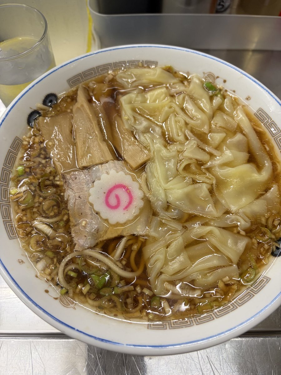 mikity16's tweet photo. たまたま目をつけたラーメン屋さんはテレビにも出たらしい。並んでまで食べる事は滅多にないのだけど、時間がある今日は頑張ってみました。もう全部味からワンタンから麺の硬さから自分の好きな感じ。大将のめん捌きも見惚れました。黒い手袋みたいな店とは違う。
三鷹に来てよかった。 https://t.co/DEzCGe3zmq