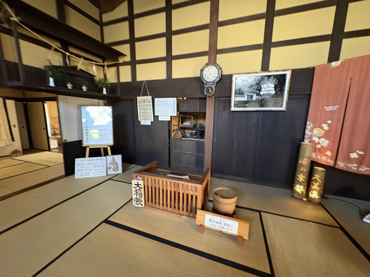 KT85205597's tweet photo. 2日目
久美浜駅で電動サイクルを借りて久美浜湾一周をします。一部山があるのでズルして電動にしました。2000円。
まずは、豪商稲葉本家を見学。糀の製造、廻船でお金持ちになったそう。飢饉の時にぼた餅を町のひとに振る舞ったとか。
作りたてのぼた餅美味しかったです。
#豪商稲葉本家 https://t.co/eB6fcyMw6E