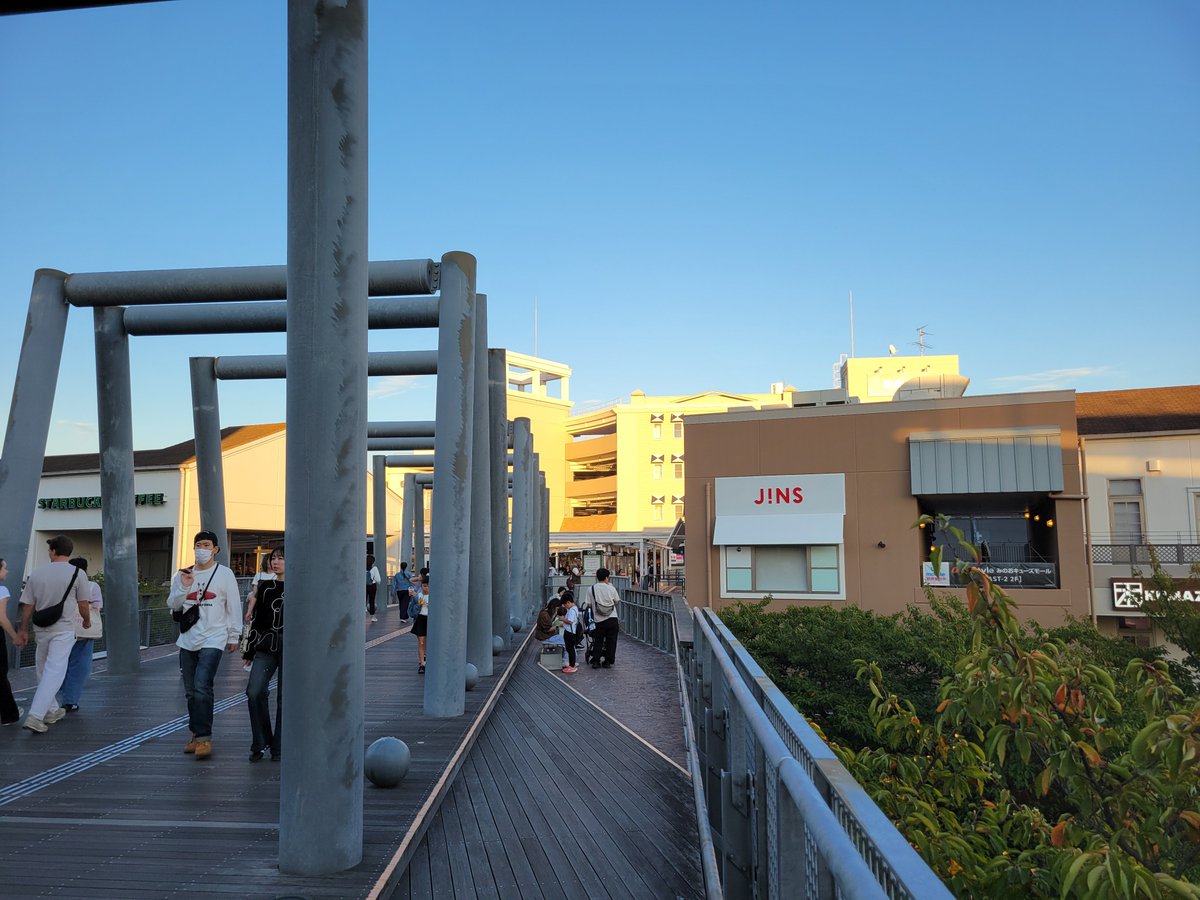 283_Saito's tweet photo. 箕面萱野駅周辺、思っていた何倍も賑わっていた https://t.co/4RiW0FZS2L
