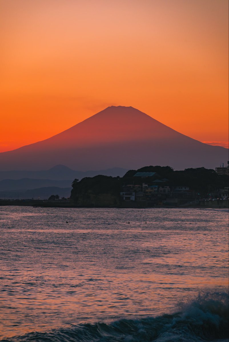 ruiruicamovi's tweet photo. 太陽が沈む少し前、赤く染まる富士山がとても綺麗です。 https://t.co/LXbNOORrBp