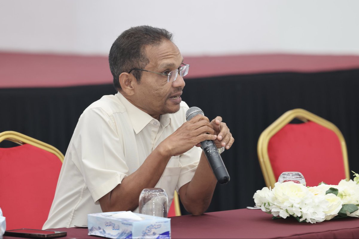 MoEdumv's tweet photo. މިނިސްޓަރ ޑރ. އިސްމާޢީލް ޝަފީޢު، އައްޑޫ ސިޓީގެ ސްކޫލްތަކުގެ އިސްވެރީ��ްނާ ބައްދަލުކުރެއްވުން. މި ބައްދަލުކުރެއްވުމުގައިި މިނިސްޓްރީއިން ކުރަމުންގެންދާ މަސައްކަތްތަކާއި، ކުރިއަށް ރޭވިފައިވާ މަސައްކަތްތަކާ ގުޅޭ މަޢުލޫމާތުތައް ޙިއްޞާކުރެއްވި. (1/2) https://t.co/j884C5AA7Q