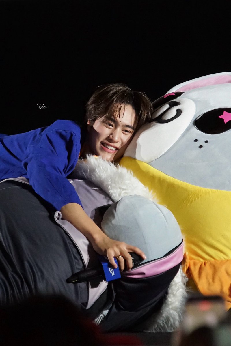 chybspt's tweet photo. ป๊ารักจี๊ดมากเลยนะเนี่ย ต้องจิตใจ soft spoken แค่ไหนที่เห็นอะไรแบบนี้แล้วนึกถึงลูก แท็กลูกมาดูอะ ขอบคุณจี๊ดที่เกิดมาเล่นเป็นเพื่อนท่านพ่อนะ 🥺 สลับกันแค่สีเสื้อเองนะเนี่ย โนบิตะกับโดเรม่อน 🤲🏻❤️‍🩹

#Gemini_NT #LOOKKHUNNOO https://t.co/IL7wSDXwi3
