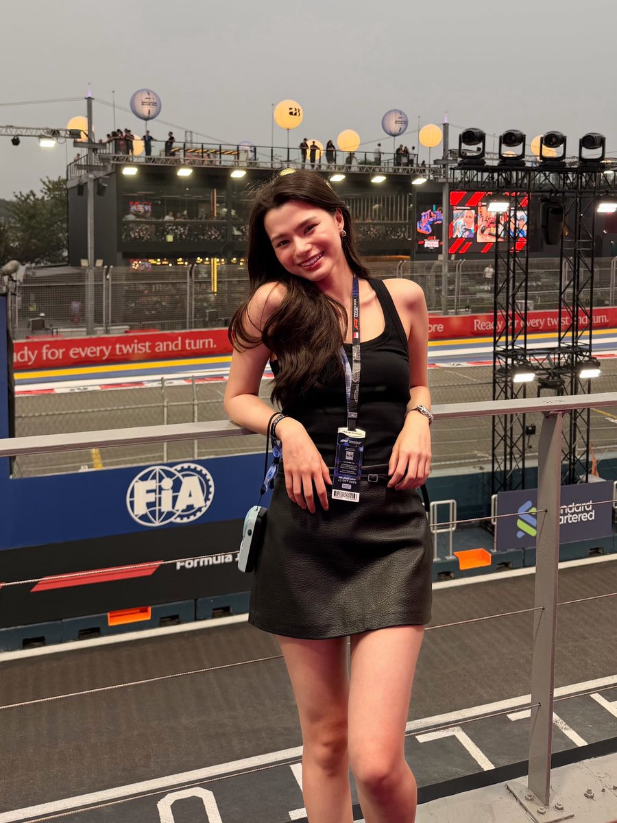 GooddayEnews's tweet photo. สวยในลุคสปอร์ต  “เบ็คกี้ เรเบคก้า” ร่วมชมการแข่งขัน F1 Singapore Grand Prix 2026  พร้อมสวมใส่นาฬิกา TAG Heuer Carrera Chronograph หน้าปัดสีพาสเทล จับคู่สายหนังสีชมพูนู้ด เข้าร่วมชมการแข่งขันด้วย

#beckysangels
#TagHeuer
#F1
#GooddayEnews https://t.co/t6UUSogyKL