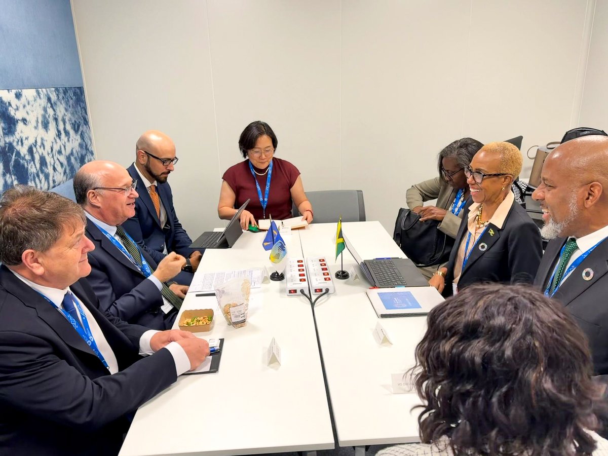 igoldfajn's tweet photo. Great to meet with Jamaica’s Minister of Finance and the Public Service, @fayvalwilliams. I congratulated her on #Jamaica’s recent successful bond issuance and continued economic progress and resilience. We also spoke about IDB support for the ongoing reconstruction efforts, financing in the electrical sector, and stronger and more efficient public investment. Looking forward to continuing our work together.
-----
Un gusto reunirme con la ministra de Finanzas y Servicio Público de Jamaica, Fayval Williams. La felicité por la reciente y exitosa emisión de bonos de Jamaica y por los continuos avances económicos y la resiliencia del país. También conversamos sobre el apoyo del BID a los esfuerzos de reconstrucción en curso, el financiamiento en el sector eléctrico y una inversión pública más sólida y eficiente. Espero seguir trabajando juntos.
-----
Foi ótimo me reunir com a ministra das Finanças e do Serviço Público da Jamaica, Fayval Williams. A felicitei pela recente e bem-sucedida emissão de títulos da Jamaica, pelos contínuos avanços econômicos e pela resiliência do país. Também conversamos sobre o apoio do BID aos esforços de reconstrução em andamento no país, o financiamento no setor elétrico e sobre um investimento público mais sólido e eficiente. Espero continuar nosso trabalho conjunto.