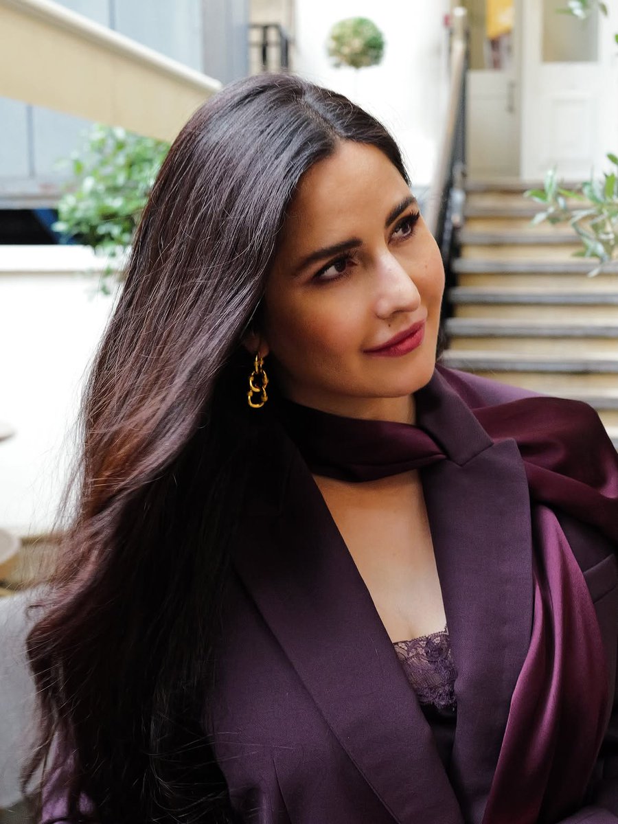 IIFA's tweet photo. Katrina Kaif stuns in a beautiful mauve outfit, keeping it simple, stylish, and elegant. 💜✨ Styled by Rhea Kapoor. 

#IIFA #Bollywood #KatrinaKaif #KayBeauty 

[IIFA, Bollywood, Bollywood Actress, Katrina Kaif, Fashion, Kay Beauty, Rhea Kapoor, viral]

PC: Katrina Kaif https://t.co/rgBUH3Tv5d