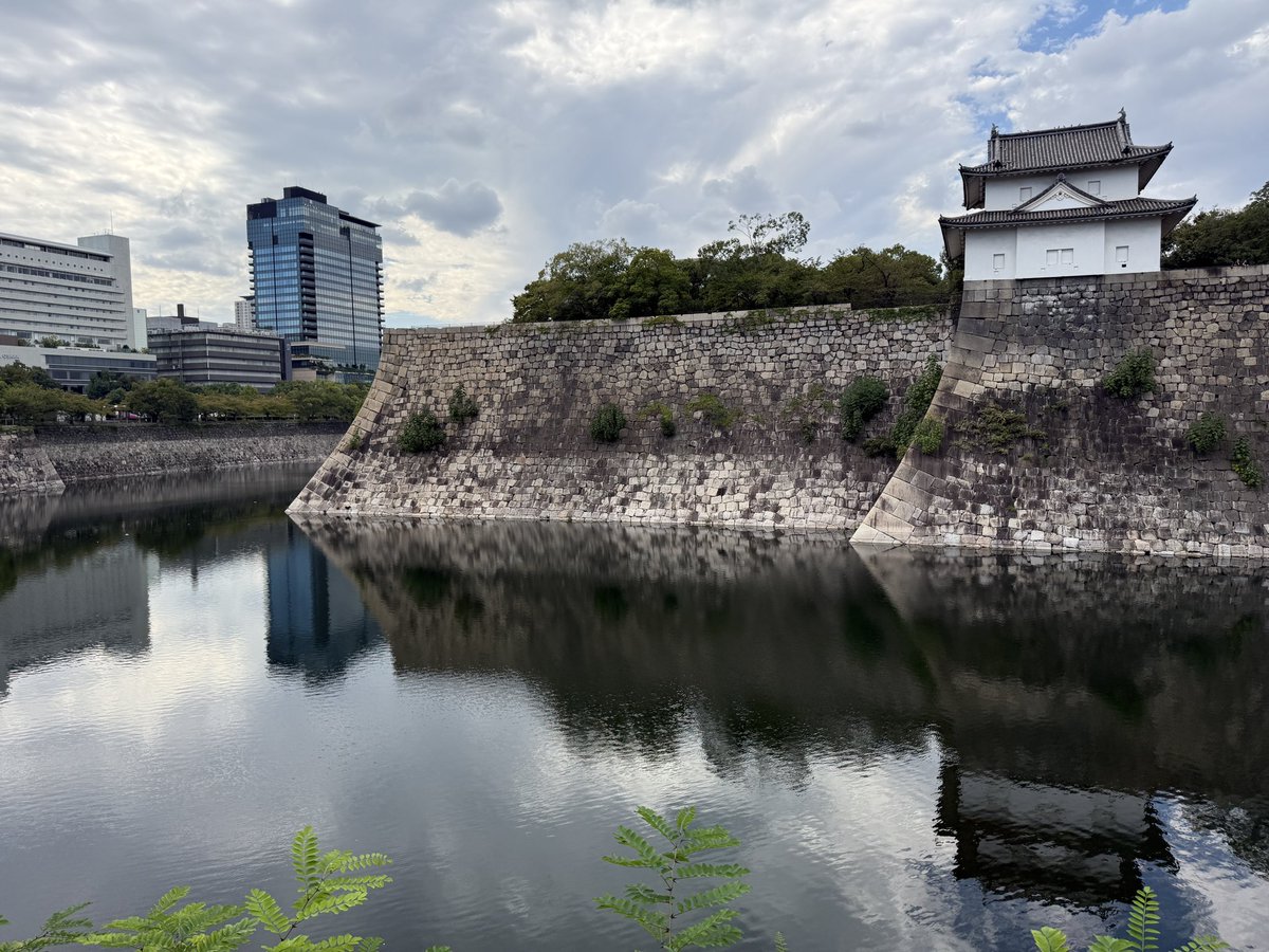 yamata0412's tweet photo. 初めて大阪城へ行ってきました🏯
広い！大きい！人が多い！
平日に行って、ゆっくり見回りたいですね🚶‍♀️

豊国神社の限定御朱印がクールでした👍
帰ります！

※📷修正忘れで再📮
削除前ポストに反応いただいた方
ありがとうございます🙇 https://t.co/7SpooOZS3w