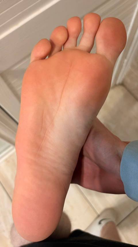 uktwinksfeet's tweet photo. Dirty socks or nice soft soles? 🤤 #feet #socks #soles #twinkfeet #footfetish https://t.co/yireKZb37J
