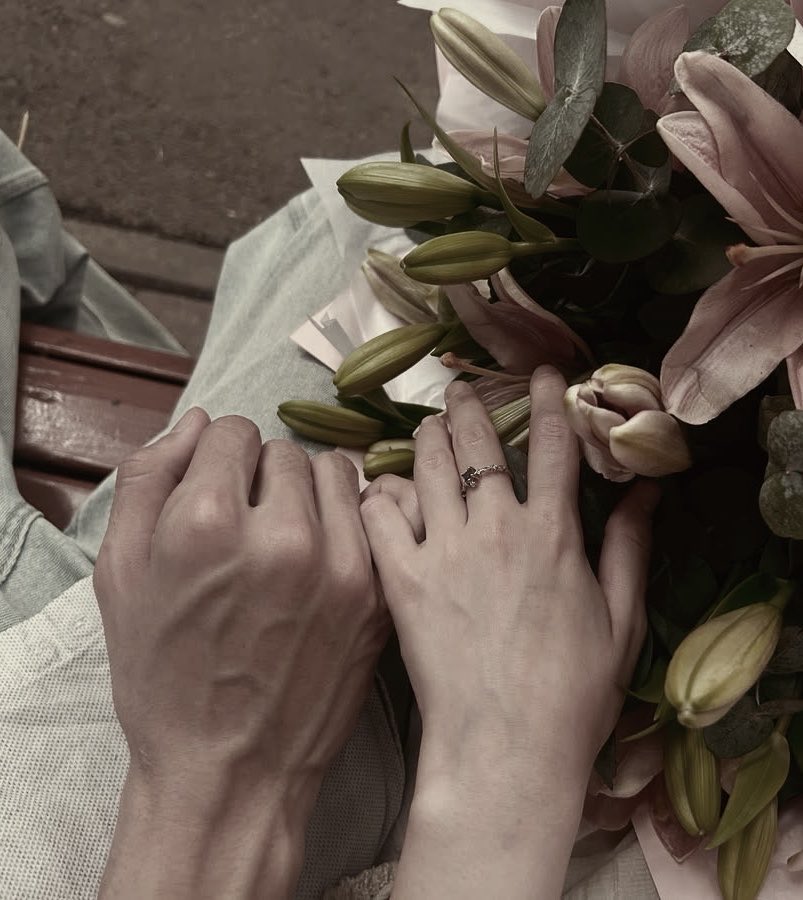 Giseulle's tweet photo. Oh to be loved, and to be in love.
< Happy 4th monthsarry, Aiku! thankyou for being the reason behind my smile. having you in my life is such a blessed i never expected before. i love you so much, and it never change since the first day you wave a hand and said ‘hi’💗💗💗 https://t.co/p0WH6ehXuL