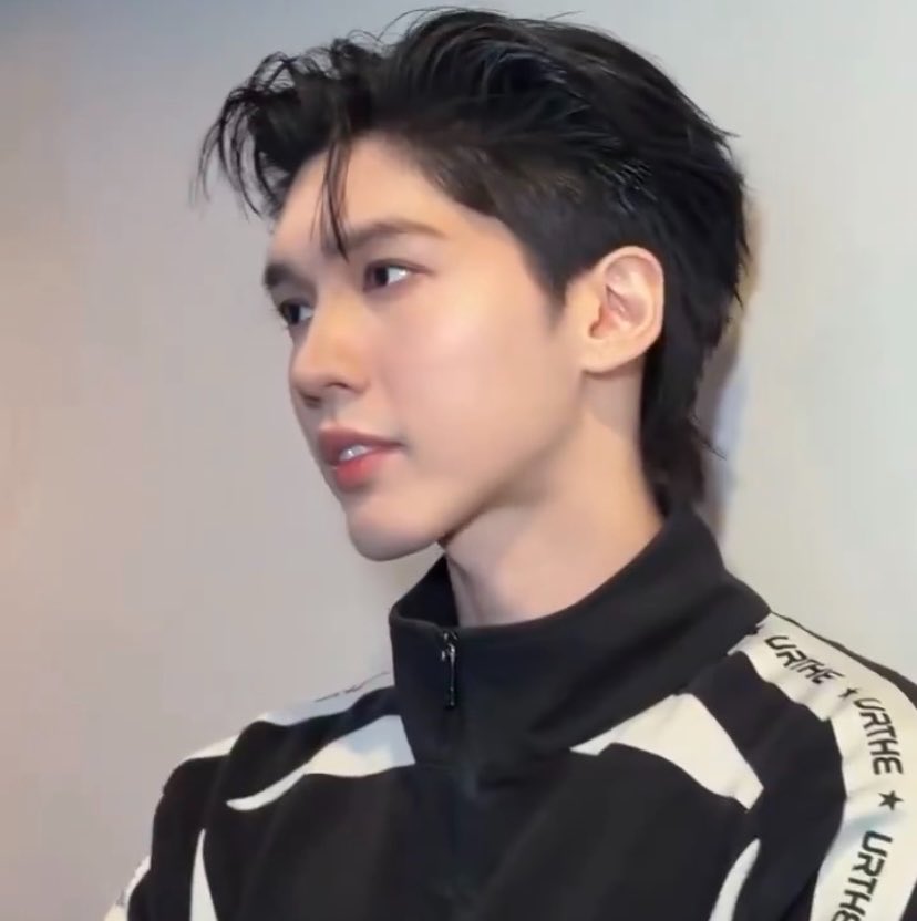 mmorsor's tweet photo. : ไปตัดผมมาเป็นไงบ้างวะ ?
: ก็น่ารักดี https://t.co/YVDgzjIggb