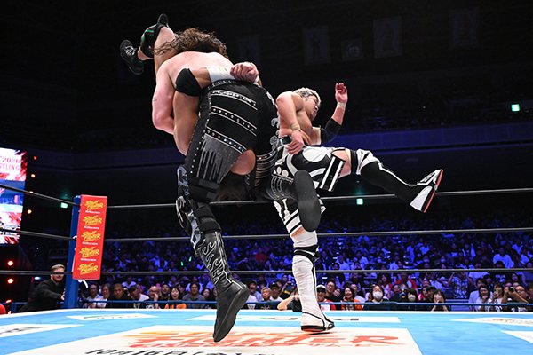 njpw1972's tweet photo. 【10.12両国大会・第5試合】

NEVER無差別級6人タッグ選手権試合

K.O.BでHENAREを撃破！
大乱戦を制したIce＆OSKAR＆コブが王座を奪取!!

★新日本プロレス・スマホサイトで詳報中！
https://t.co/L5rjQps8hA

#njkopw https://t.co/fVcuMNjQOj