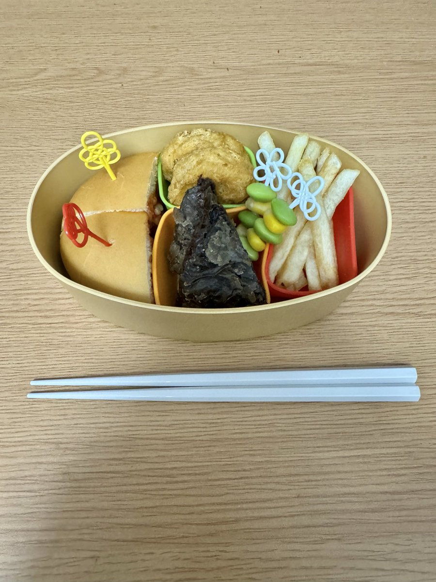 shussyussyu's tweet photo. 高校生のマック　　　　大企業のマック https://t.co/2tqDXJASnL