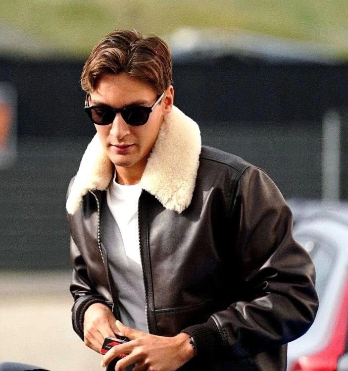 demol1tionlov3r's tweet photo. That jacket was doing WONDERS for him https://t.co/u6AoAtabNm