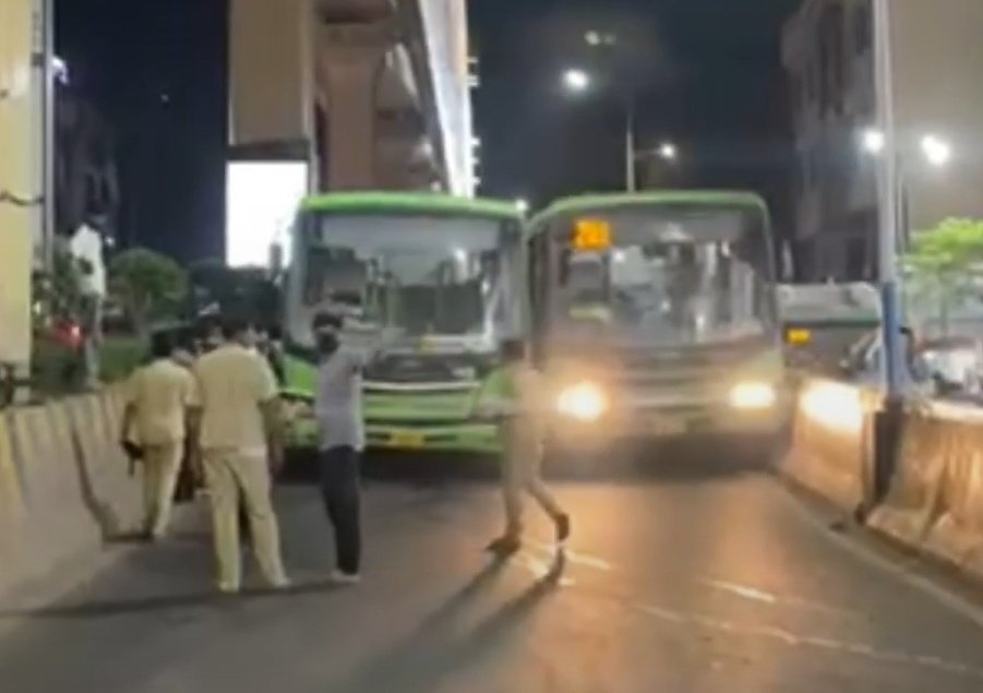 BJP4PuneFreeBus's tweet photo. माणसांचे #कपडे #अकस्ताना ऐकले होते पण flyover #अकस्ताना पहिल्यांदा बघितले..
Did #Pune #flyovers got #shrinked like clothes?
जय महाराष्ट्र. https://t.co/nQ5xZZhMdm