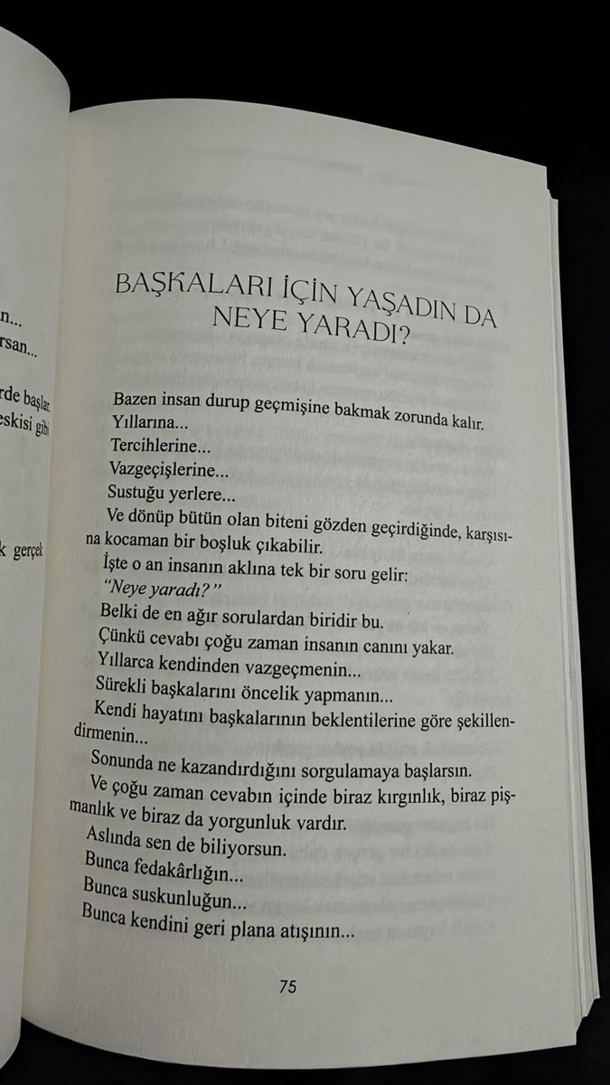 bukitapmanyakbe's tweet photo. @yesimlikli Çoğu insanın son zamanlarda sürekli dilinden ve elinden düşmeyen o kitabı sana da öneriyorum. Yarası olan ya da olmayan herkese nedensizce iyi geliyor. https://t.co/O1VFAbJBJg