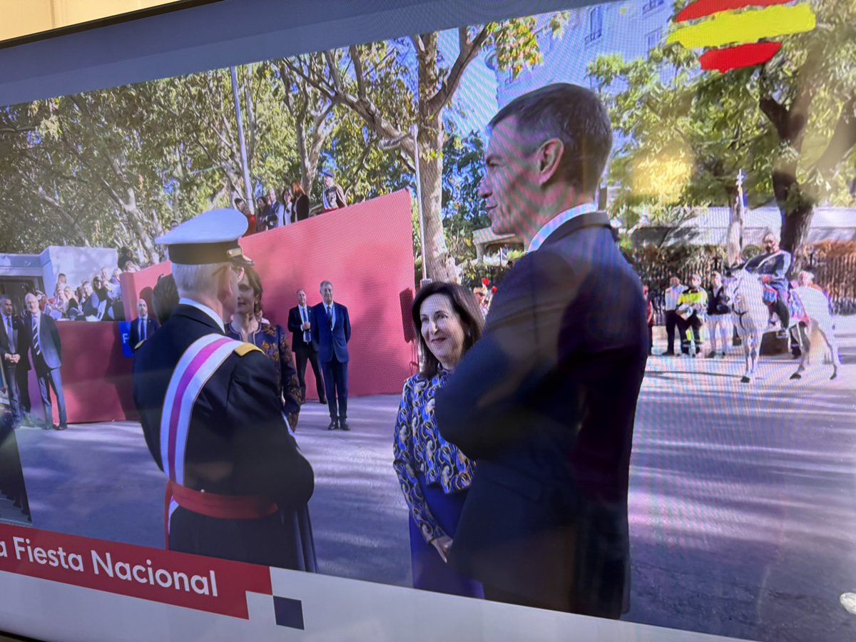 LionsInvestors's tweet photo. Perro traidor, no puedes ni pisar la calle, te han tenido que dejar en la misma tribuna el día del desfile del 12 de Octubre, allá donde vayas siempre habrá un español dispuesto a insultarte, no tendrás paz allá donde vayas. https://t.co/IMn6sBb9Fe