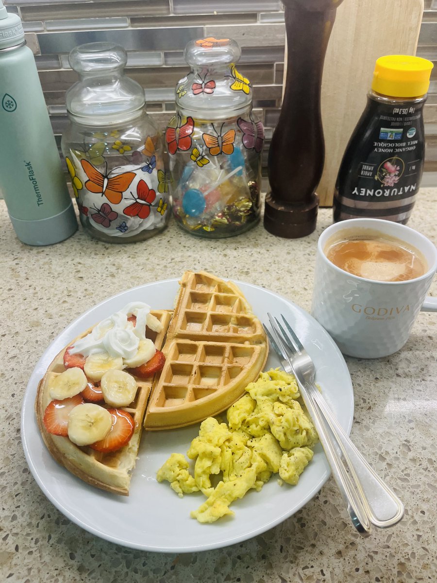IHameedQ's tweet photo. فبِایِّ اٰلآءِرَبِّکُمٰاتُکذِبٰن ❤️
#IMadeIt Thanksgiving Breakfast
#HappyThanksgiving 🇨🇦
#ImmisLounge https://t.co/3WX5xZxILj