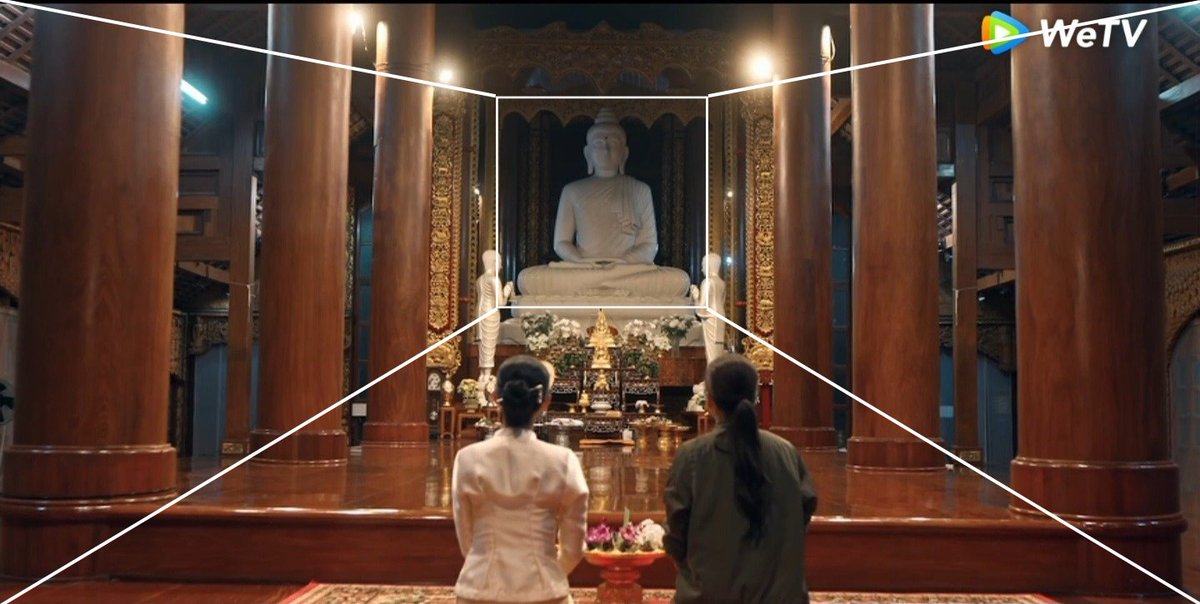 you_you13329900's tweet photo. ยกให้เป็นหนึ่งในซีนที่งานภาพและองค์ประกอบศิลป์ดีที่สุดของซีรีส์เลย ตั้งแต่แสงเงาที่ส่องลงมา โทนสีไม้ที่ให้ความรู้สึกขรึมแต่ทว่าอบอุ่น ไปจนถึงการวางเส้นนำสายตา (Perspective) ที่ดึงความสนใจไปที่องค์พระประธานหินหยกขาวและการนั่งเคียงคู่กันของตัวละคร ทีมงานทำการบ้านเรื่องสถานที่ถ่ายทำที่วัดป่าเจริญราชมาดีมาก ภาพสวยสะกดสายตาตั้งแต่วินาทีแรกจนจบซีน สมกับที่ตั้งตารอคอยมาตั้งแต่เห็นภาพโปรสเตอร์ช่วงแรกๆ

KHOM KHLANG EP6
#ข่มขลังตอนที่6