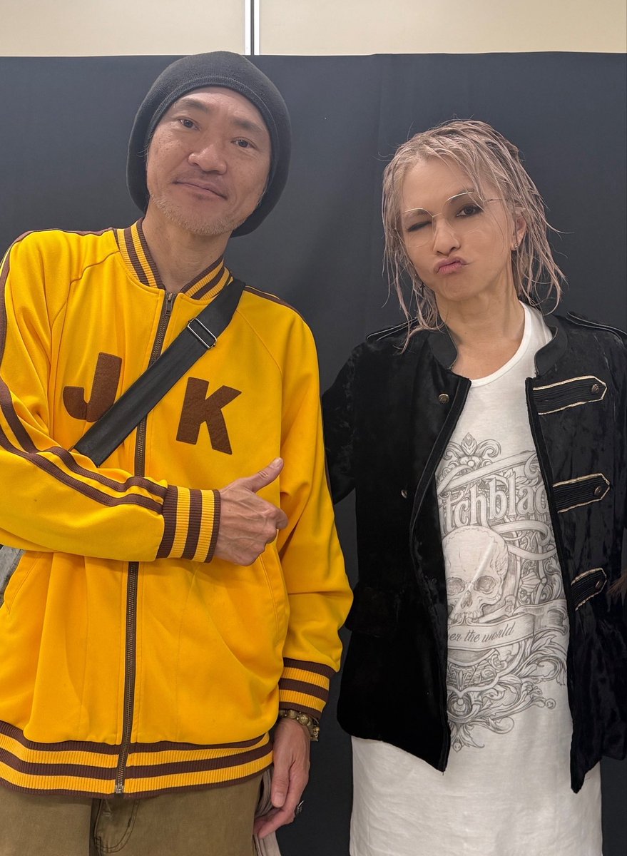 shoutajima's tweet photo. 代々木体育館！まだまだ行けるかー！！
Fooooooooo！！！
腕上げすぎてオレの肩が変nnnnnn！！！

@HydeOfficial_ 
#LArc〜en〜Ciel
#35周年 https://t.co/pmkTaz9yBD