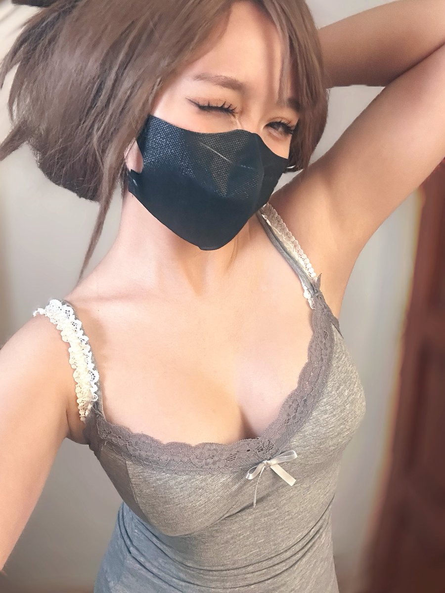 elliebaddy's tweet photo. 来玩一个游戏 
猜猜我什么cup 🤭 https://t.co/2QDejSfQbk