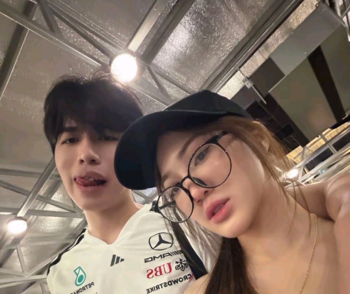 king_sangkh's tweet photo. นี่สนับสนุนให้คนไทยรักแฟนแบบเพ้งนะ นี่คือเห้นหลายรอบแล้ว ไม่เจ้าชู้ ไม่นอกใจ ไม่มีเรื่องที่มือที่สาม เพ้งเปย์แฟนตลอด เป้นผู้ชายที่โครตซื่อสัตย์อ่ะ อยากให้โลกนี้มีคนนิสัยแบบเพ้งสักร้อยคน พระแม่ลักษมี please type แบบนี้ได้มั้ยคะ ㅠㅠ https://t.co/e5qlMvsBUl