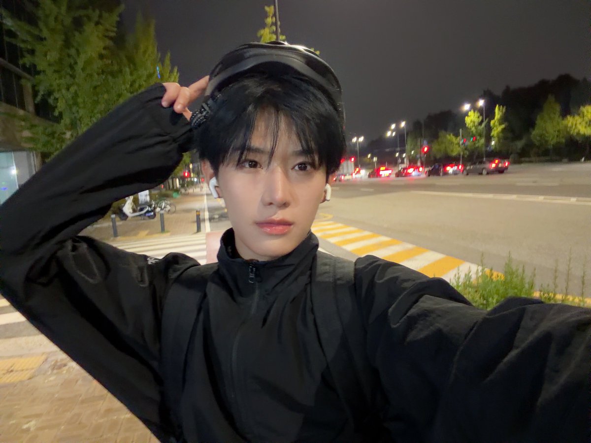 hongji_21's tweet photo. lmao finally two airpods https://t.co/palo34S0ki
