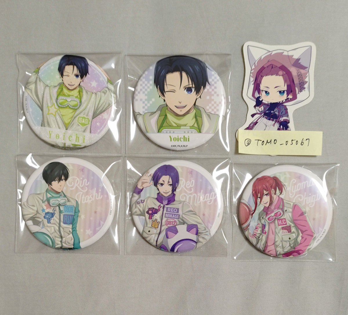 TOMO_05067's tweet photo. 【交換】ブルーロック ファボテリア Ouchi-de FavoteriA Universe Style 缶バッジ

譲）潔、凛、玲王、千切
求）ホワイトラメ:凪、フルカラーアップ:冴
※ホワイトラメ潔は同種凪との交換のみ

都内手渡し、郵送。

よろしくお願いいたします。 https://t.co/zFGmR6nbCb