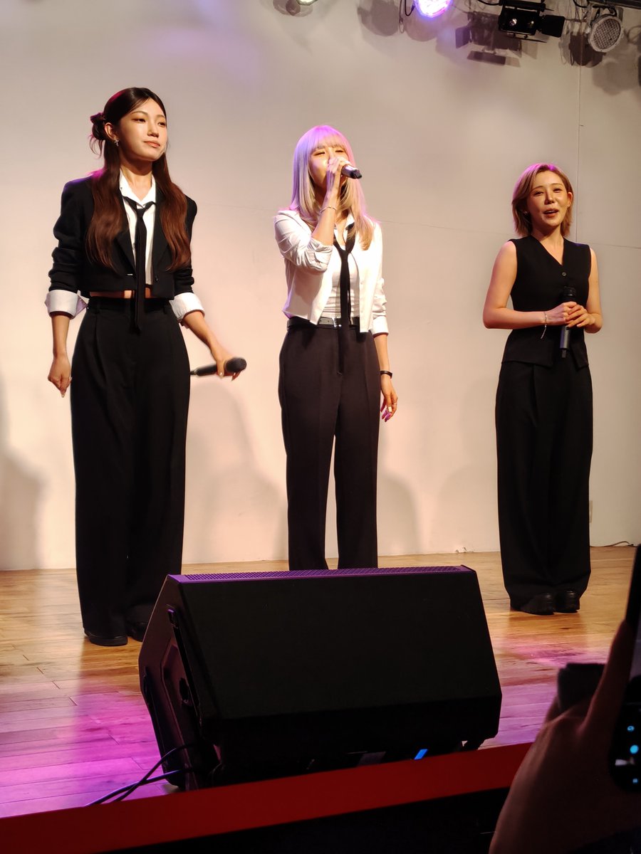 norisamchon's tweet photo. いい年して恥ずかしいんですけど、昨日も一昨日もステージの上のSECRETを見て曲を聴いた瞬間に体が震えて涙が出てきたんです
人間嬉しすぎるとそうなるんですね！
#シークレット #SECRET #시크릿 https://t.co/PlpYwGqddW