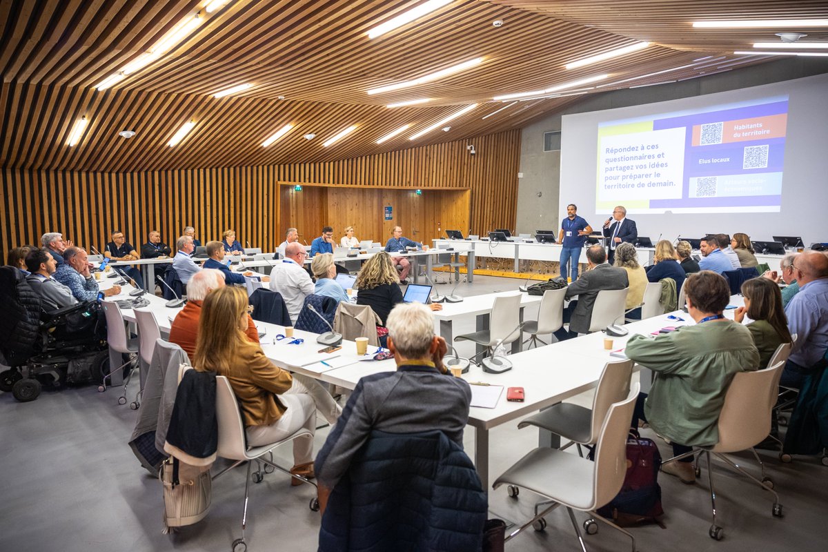 LorientAgglo's tweet photo. 💡 La Fabrique de l'Acte II du projet de territoire
🤝 Élus &amp; DGS des 25 communes
✅ Réunis pour un temps de travail collectif pour faire émerger les priorités &amp; les nouvelles perspectives
📍 Vendredi 9 octobre à la Maison de l'Agglomération https://t.co/VMYhKV5i6t