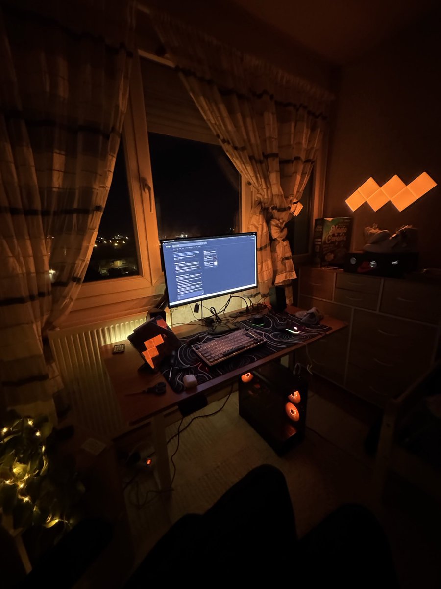 Rahimi_fv's tweet photo. Mon nv set up de mangeur de carte graphique 🎃 https://t.co/iXygs7VtSf