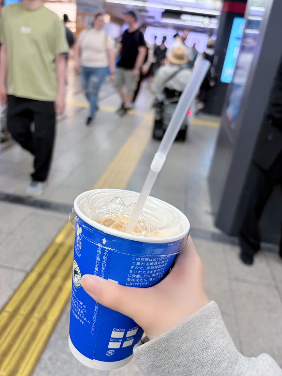 akubi_ephemeral's tweet photo. LAWSON☝🏻のカフェラテ👇🏻ってストローの比率バグじゃない？🌚💭カップの倍くらいあるよ👈🏻すごい👉🏻😻😻😻 https://t.co/ouvds8uOGW