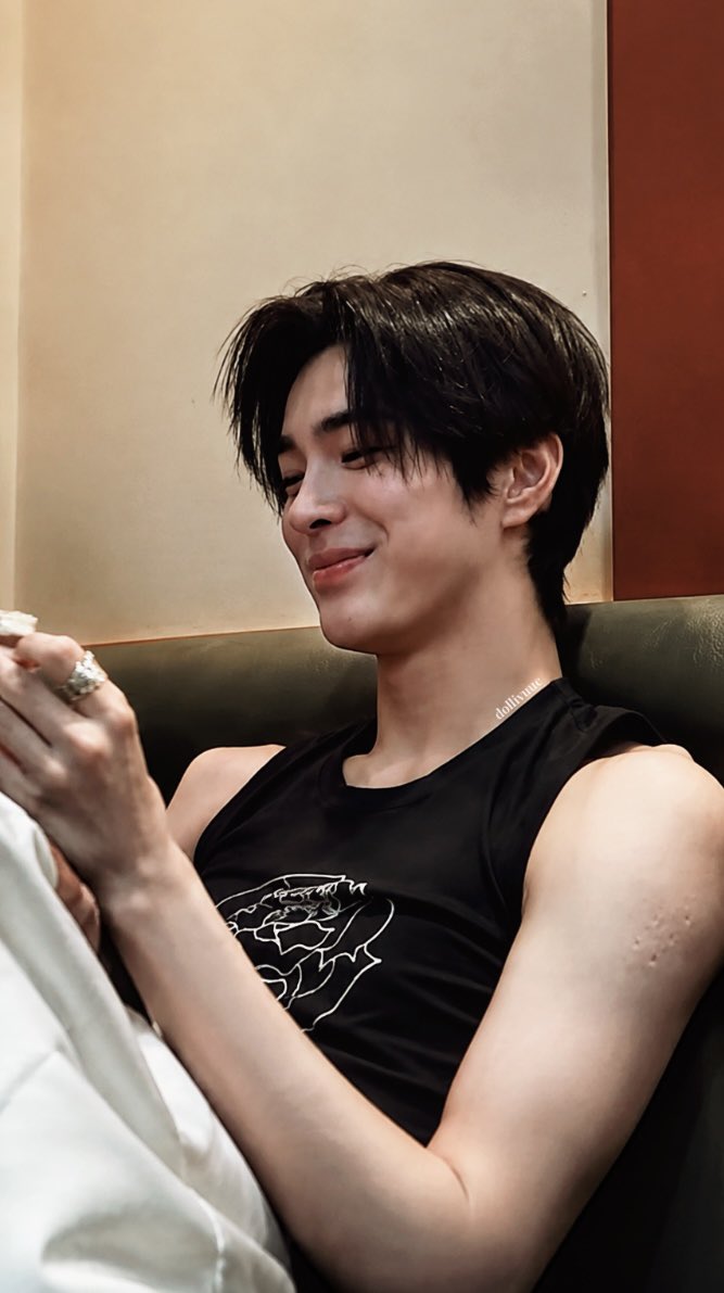 dollivuue's tweet photo. the side profile, the hair, AHN KEONHO IS EVERYTHING https://t.co/EQgRBoXcma
