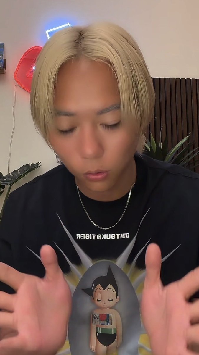 takuyanoonaka's tweet photo. アトムちゃんは 
まつ毛5本あったっけ？𖠶𖠶ꜝꜝ
琢弥くんは 
まつ毛いっぱいあるもんね𖠶𖠶✨️

琢弥くん まさかの博士？
手のひらからアトムちゃん
誕生してるよ～😆🫶🏻✨

､､､にしてもﾜﾊﾊꉂ🤣𐤔
島帰り🏝️で こんがりね〜ｵｶｴﾘｨ·͜·⋆*॰⋆

 #杉本琢弥 #熊本の彼氏
@sgmttky_sw https://t.co/CulBg91nTI