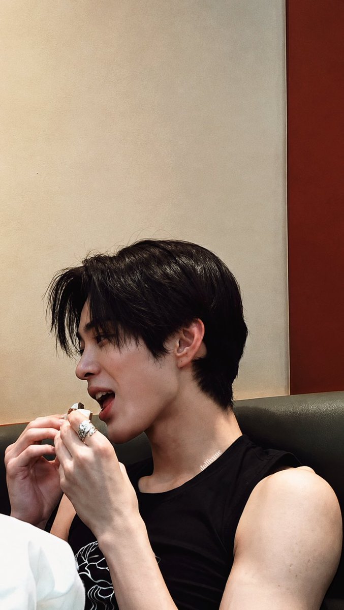 dollivuue's tweet photo. the side profile, the hair, AHN KEONHO IS EVERYTHING https://t.co/EQgRBoXcma