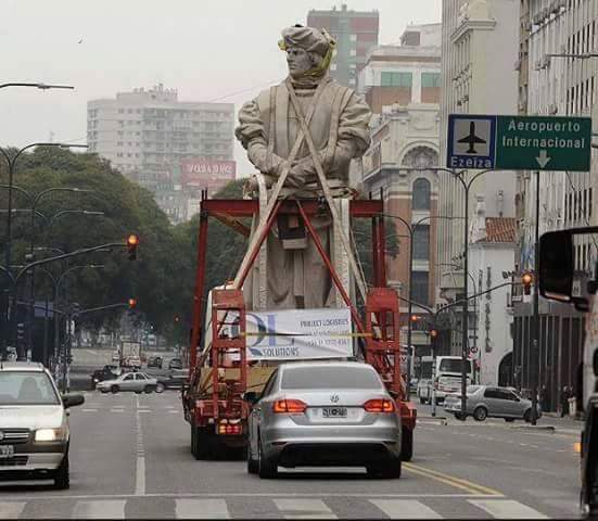 PregoneroL's tweet photo. - ¿Cómo tienes allí la estatua de un genocida?" le dijo el dictador Chávez a CFK, mirando la estatua de Colón desde su despacho en Casa Rosada.  

A mediados de 2013 Cristina ordenó retirar el monumento del genovés, donación de la comunidad  italiana a la Argentina para el Centenario y puso a la deformidad de Juana Azurduy.  Los pelotudos insisten que el socialismo caribeño no nos hizo daño.  

Feliz Día de la Raza.