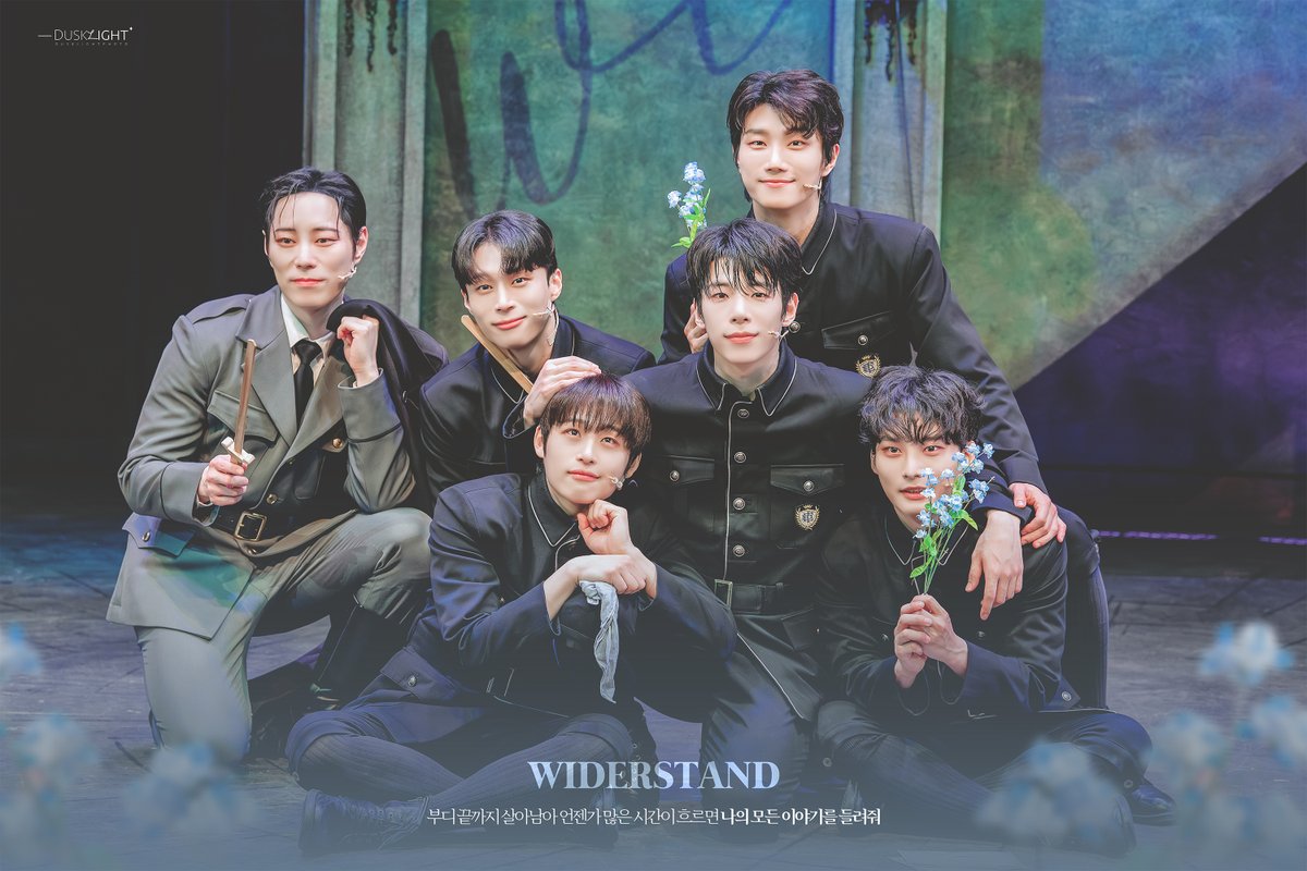 Dusklight_photo's tweet photo. 261011 뮤지컬 비더슈탄트 무대인사
매그너스 役 황순종
아벨 役 강병훈
프레드릭 役 김준식
하겐 役 황건우
재스퍼 役 김도민
클레어 役 고철순

언젠가 많은 시간이 흐르면 
나의 모든 이야기를 들려줘 https://t.co/0JsrU9qQy0
